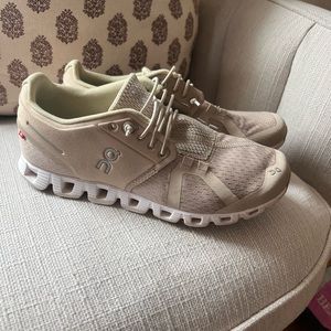 Women’s On Cloud size 7.5